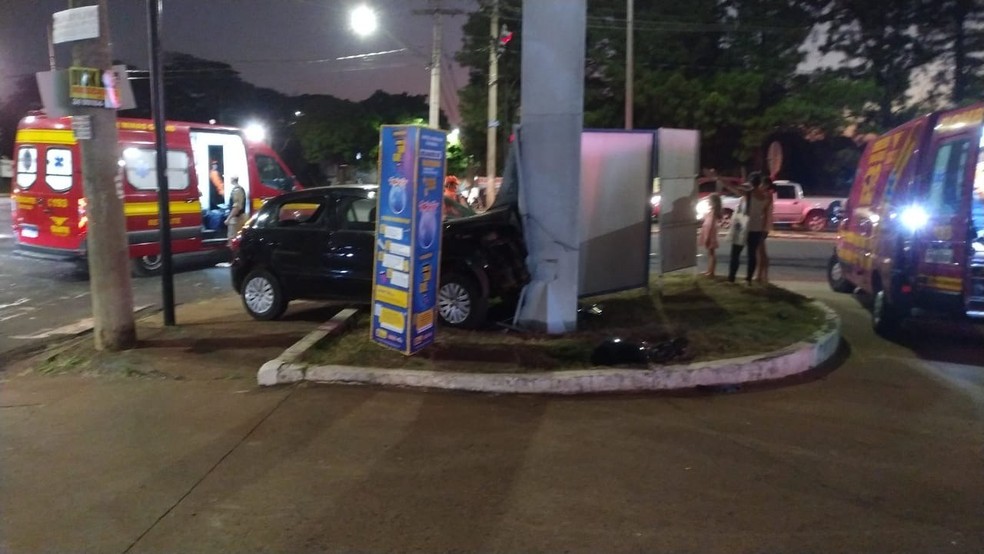 Carro atingiu a estrutura de um posto de combustíveis — Foto: Corpo de Bombeiros/Divulgação