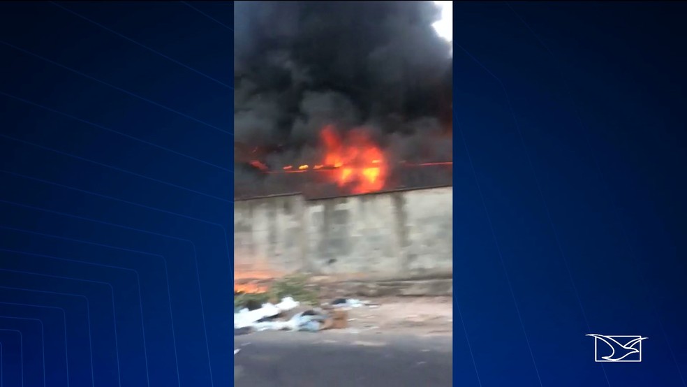 IncÃªndio atinge terreno dentro da Universidade Federal do MaranhÃ£o, em SÃ£o LuÃ­s â Foto: ReproduÃ§Ã£o / TV Mirante