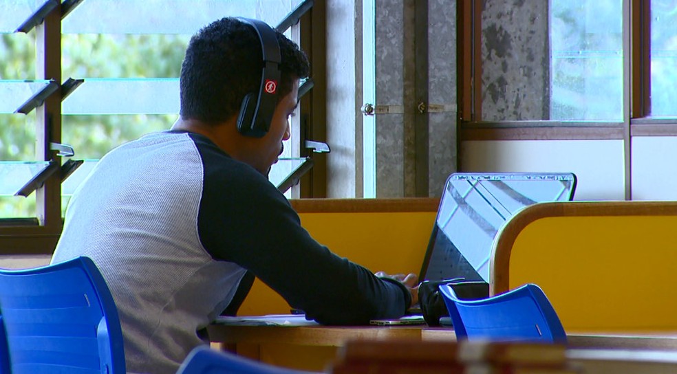 Jovem usa computador, em imagem de arquivo  — Foto: Reprodução/EPTV