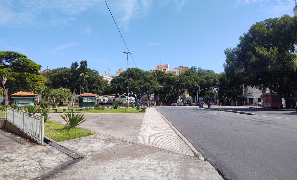 MANAUS - Área central de Manaus, no entro proximo à Praça da Polícia, sem fluxo de pessoas e veículos na manhã desta quarta (25) — Foto: Eliana Nascimento/G1 AM