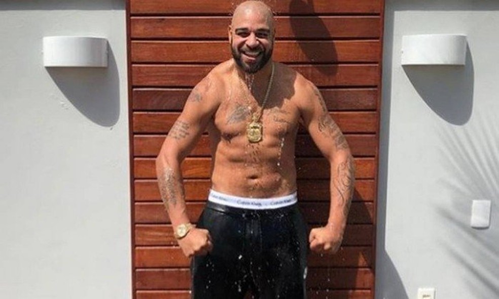 Adriano exibe físico em postagem no Instagram no domingo de Carnaval (Foto: reprodução)