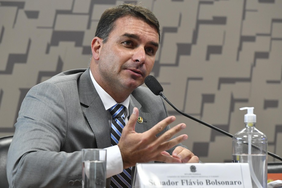 Flavio Bolsonaro critica Gol por distribuir revista com not&iacute;cia  desfavor&aacute;vel a presidente | Pol&iacute;tica | Valor Econ&ocirc;mico