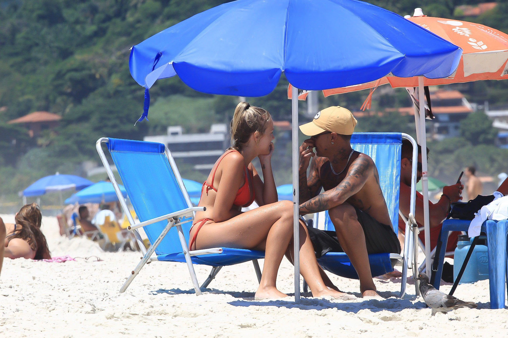 Gabi Lopes e MC PK Delas em dia de praia (Foto: Fabricio Silva/AgNews)