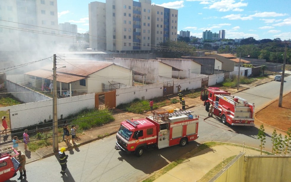 Dois corpos carbonizados sÃ£o encontrados apÃ³s incÃªndio dentro de casa, em Aparecida de GoiÃ¢nia (Foto: TV Anhanguera/ReproduÃ§Ã£o)