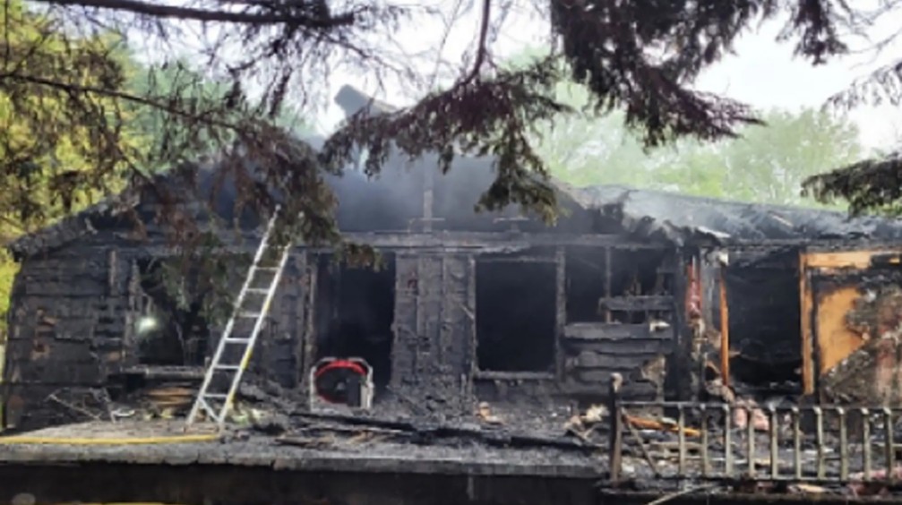 A casa já estava em chamas quando os bombeiros chegaram (Foto: reprodução Fox 5)