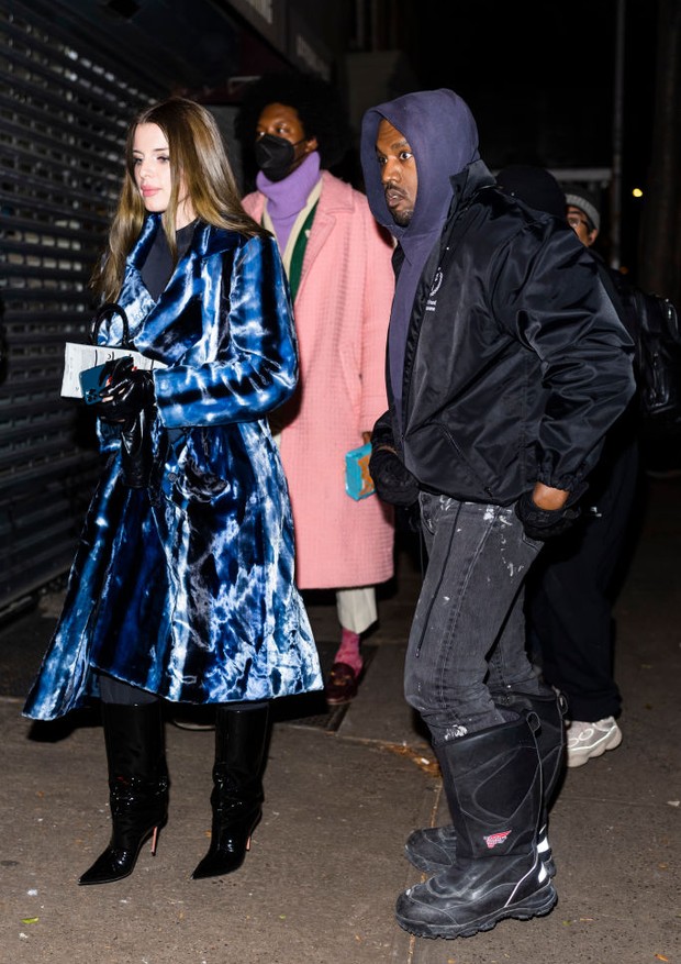 NEW YORK, NEW YORK - JANUARY 04: Julia Fox (L) and Kanye West are seen in Greenwich Village on January 04, 2022 in New York City. (Photo by Gotham/GC Images) (Foto: GC Images)