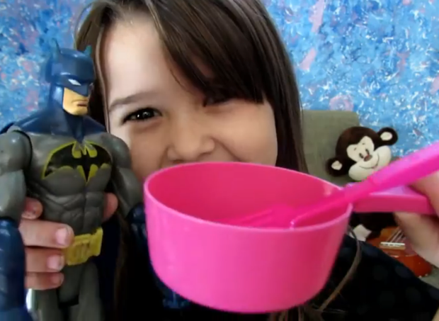 Liv mostra seus brinquedos durante o vídeo (Foto: Reprodução/YouTube)