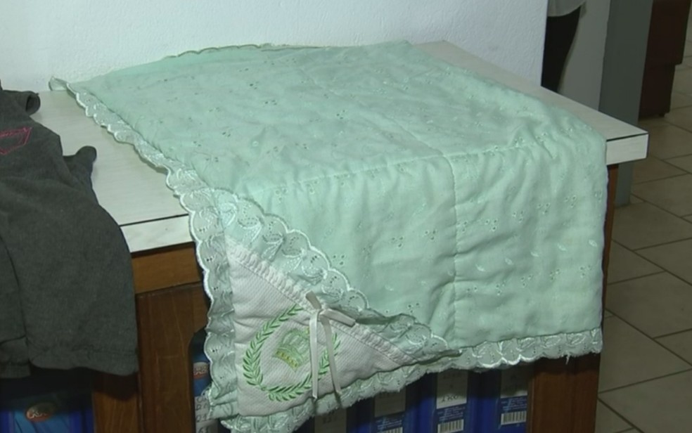 Cobertor que estava com a criança abandonada (Foto: Reprodução/TV TEM)