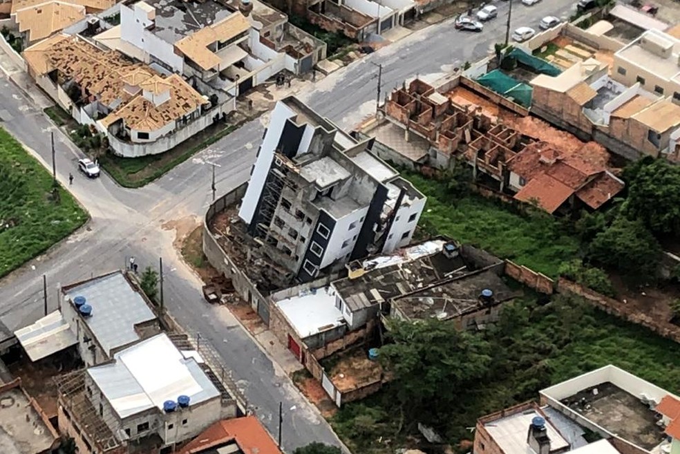 Prédio ainda vazio tombou em Betim. Casa de Paulo, que também foi isolada, fica bem em frente ao prédio. — Foto: Marcelo Lages / TV Globo
