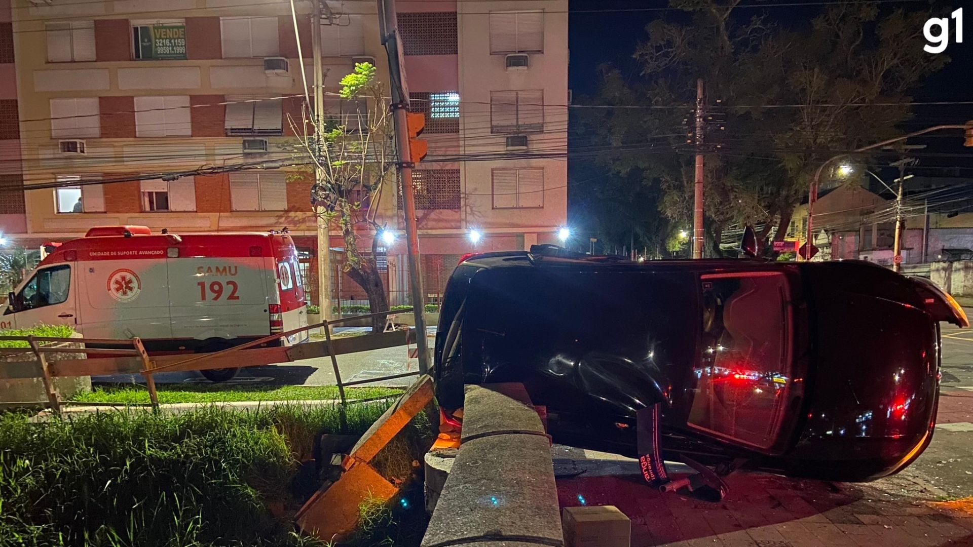 FOTOS: carro quase cai em arroio após acidente que deixou quatro pessoas feridas em Porto Alegre