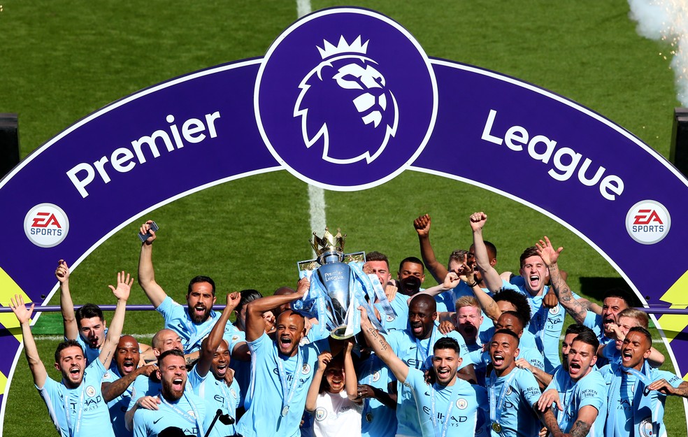 Kompany ergue o troféu da Premier League: Manchester City foi campeão com 100 pontos em 2017/18 — Foto: Getty Images