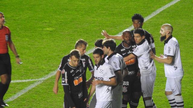 Jogadores do Corinthians na área do Montevideo Wanderers