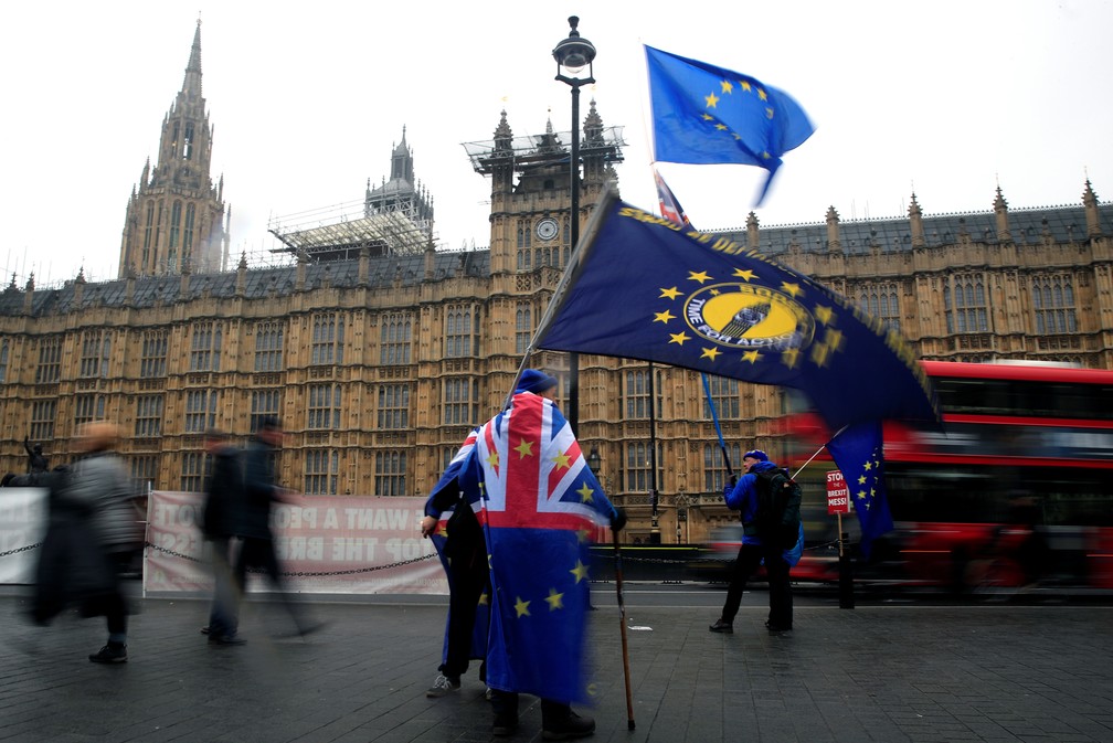 Manifestante protesta contra o Brexit em frente ao Parlamento britânico em Londres — Foto: Gonzalo Fuentes/Reuters