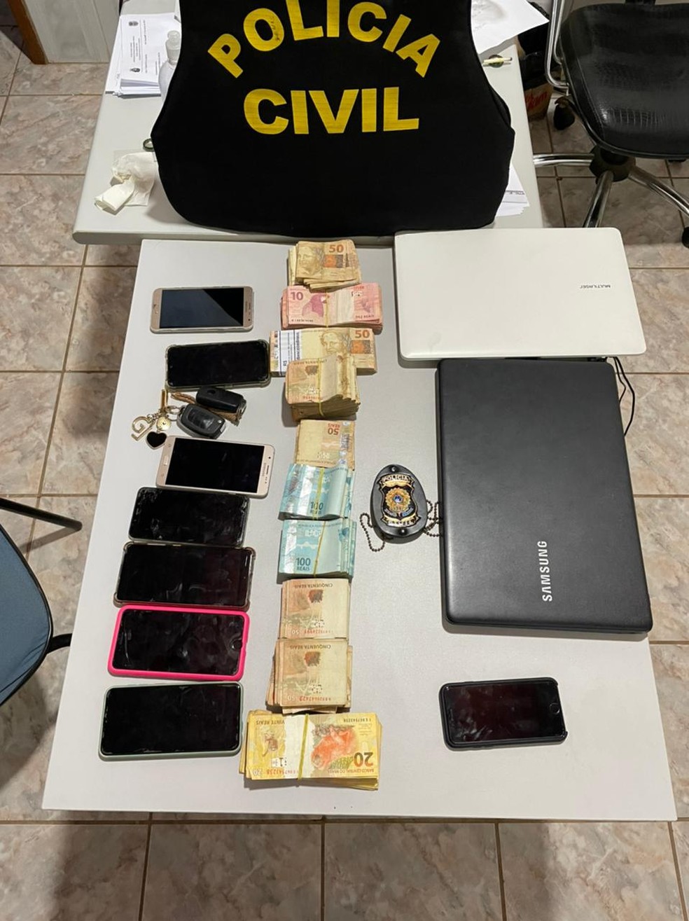 Policiais apreenderam R$ 50 mil, além de celulares e notebooks — Foto: Assessoria