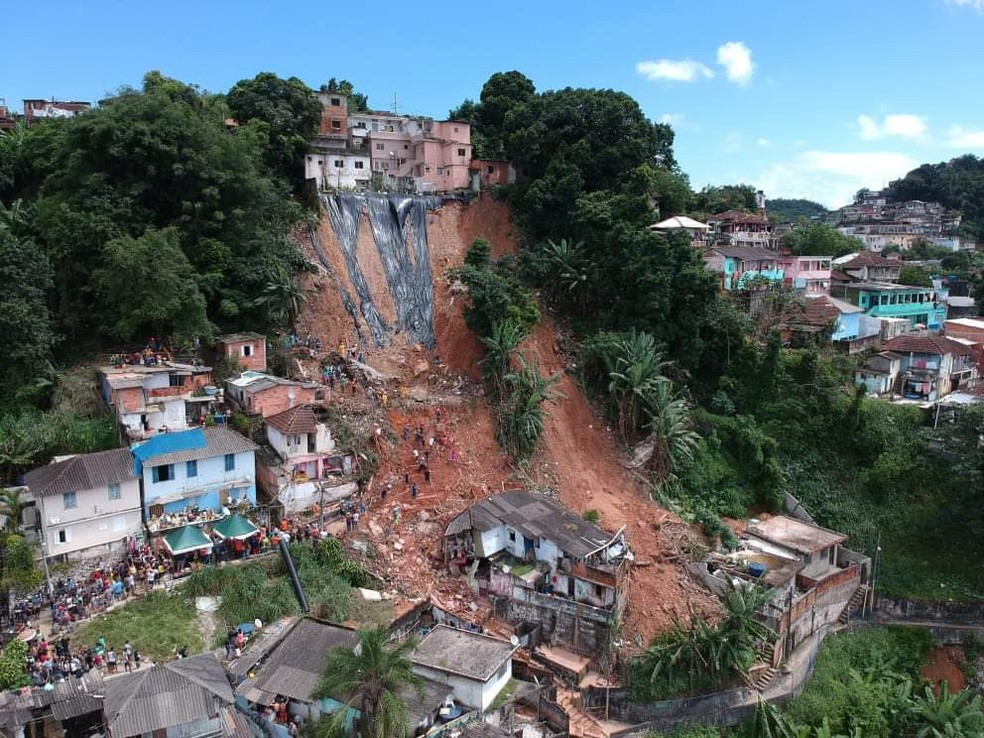 Morro São Bento em Santos, na tarde desta quinta-feira (5), após dois dias do deslizamento — Foto: Felixx Drone