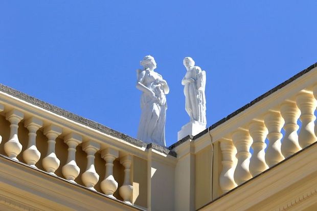 Réplicas foram colocadas no lugar das esculturas de mármore carrara que estavam no topo do edifício (Foto: Tânia Rêgo / Agência Brasil / Reprodução)