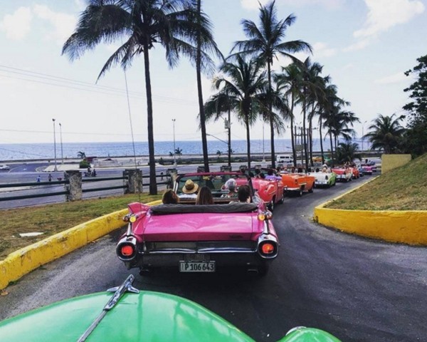 Fashionistas seguem para o Paseo Del Prado nos emblemáticos táxis da ilha (Foto: Reprodução Instagram)