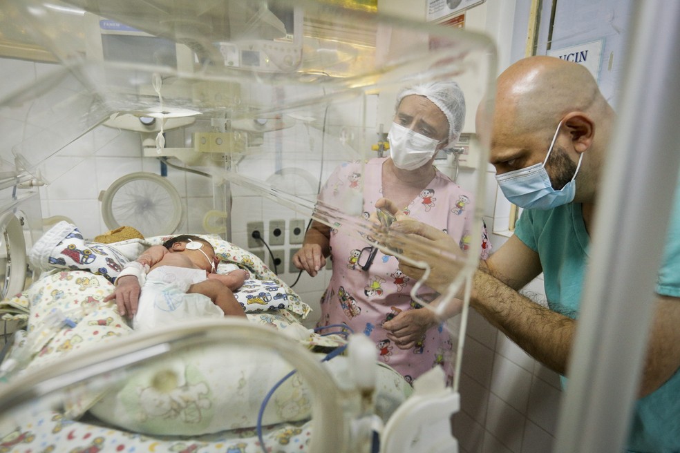 Bebês prematuros participam de ensaio fotográfico em hospital público do DF  — Foto: Breno Esaki/Agência Saúde-DF