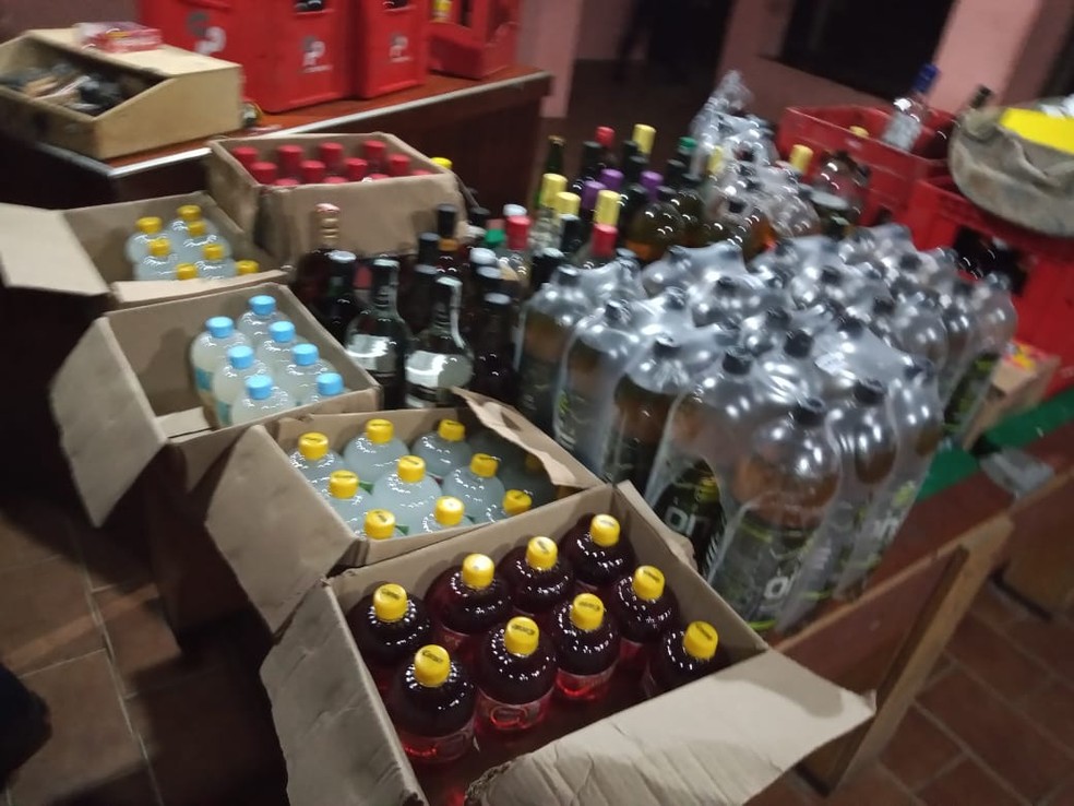 Bebidas apreendidas em festa clandestina em Sorocaba (SP) — Foto: Divulgação/Fiscalização da Prefeitura de Sorocaba
