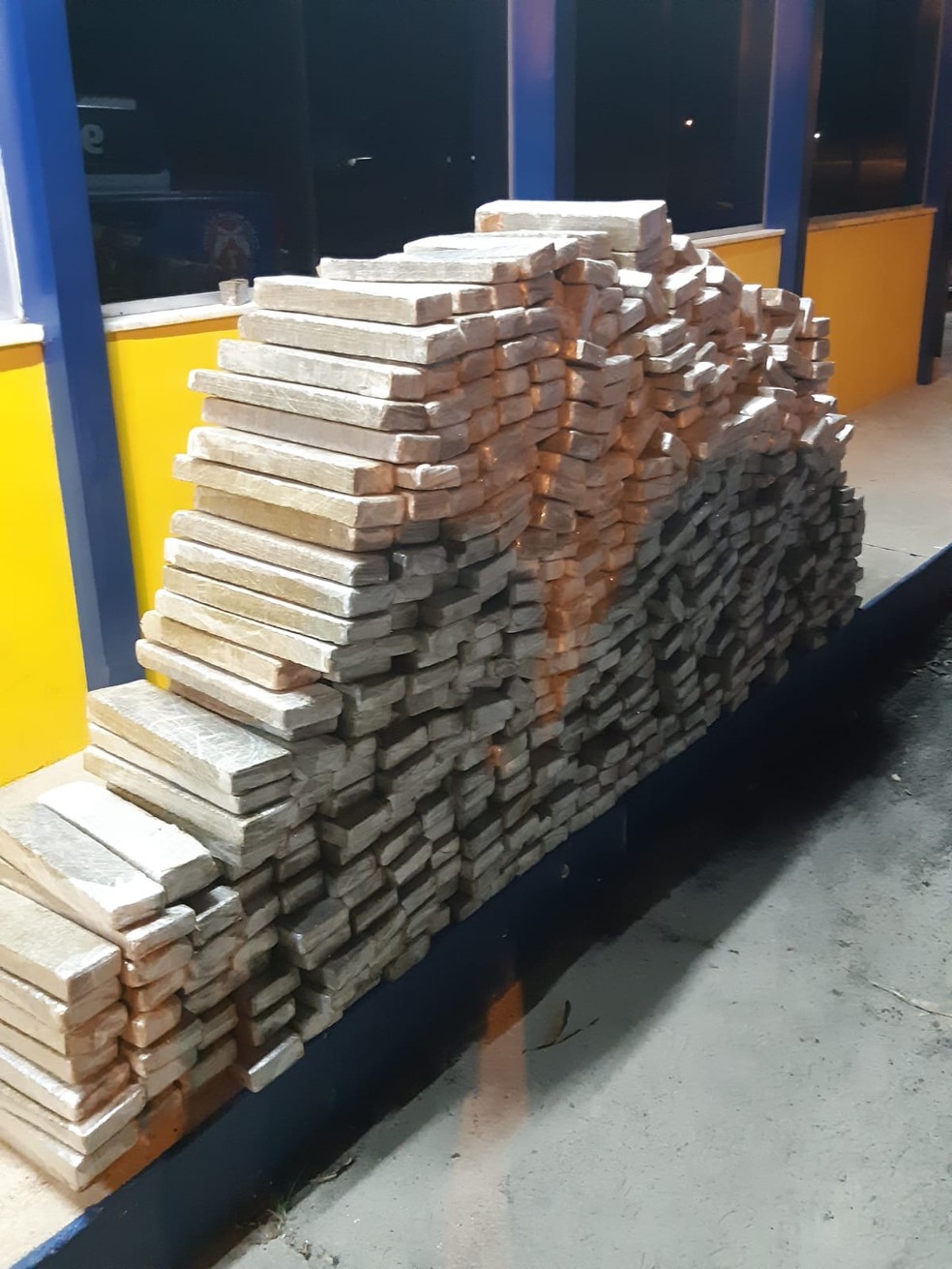 Homem é preso com mais de meia tonelada de maconha em caminhonete de luxo na Bahia — Foto: Divulgação/PRF