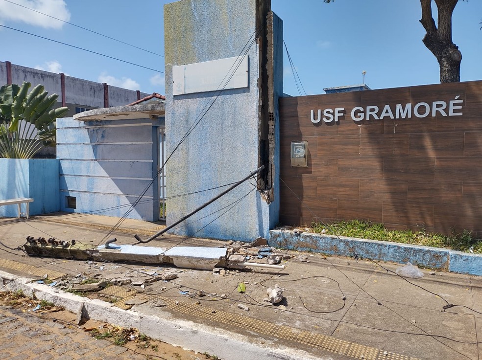 Caminhão puxou fio e derrubou poste da unidade de saúde da família no bairro Gramoré, na Zona Norte de Natal — Foto: Marcelo Henrique