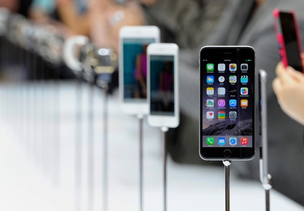 Modelo de iPhone 6 Plus é visto ao lado de outros celulares da Apple durante lançamento da nova linha (Foto: Getty Images)
