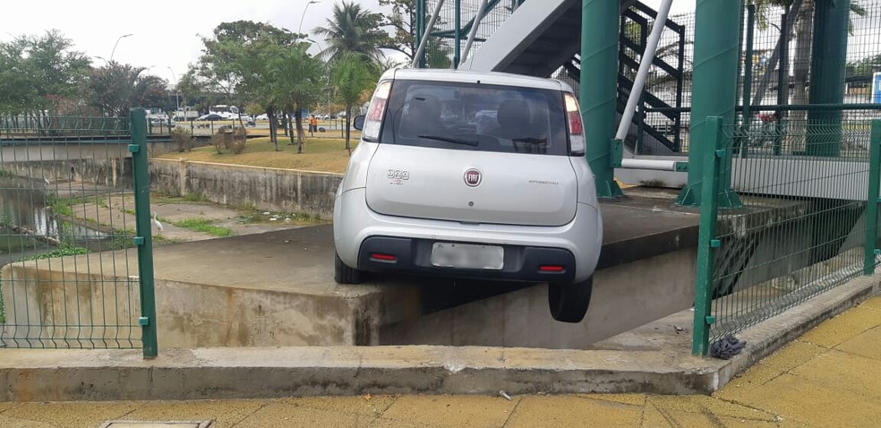 O veículo invadiu a Praça Manoel Dias Branco, na Avenida Aguanambi — Foto: Leàbem Monteiro
