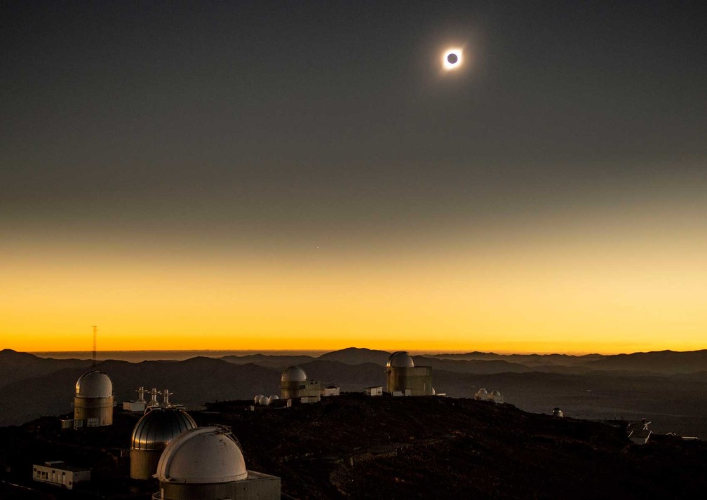 Vista do eclipse a partir do Observatório de La Silla, em La Higuera, na região de Coquimbo, no Chile. — Foto: Martin Bernetti/AFP