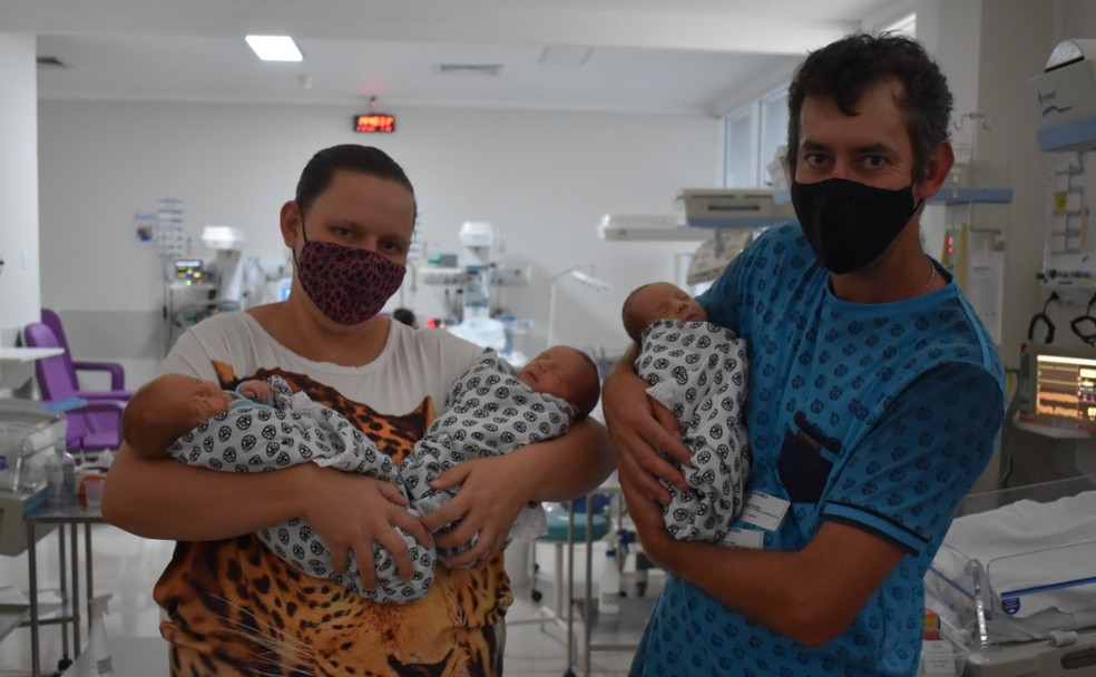 Bebês idênticos e pais ao antes de deixarem o hospital em Blumenau — Foto: Hospital Santo Antônio/Divulgação