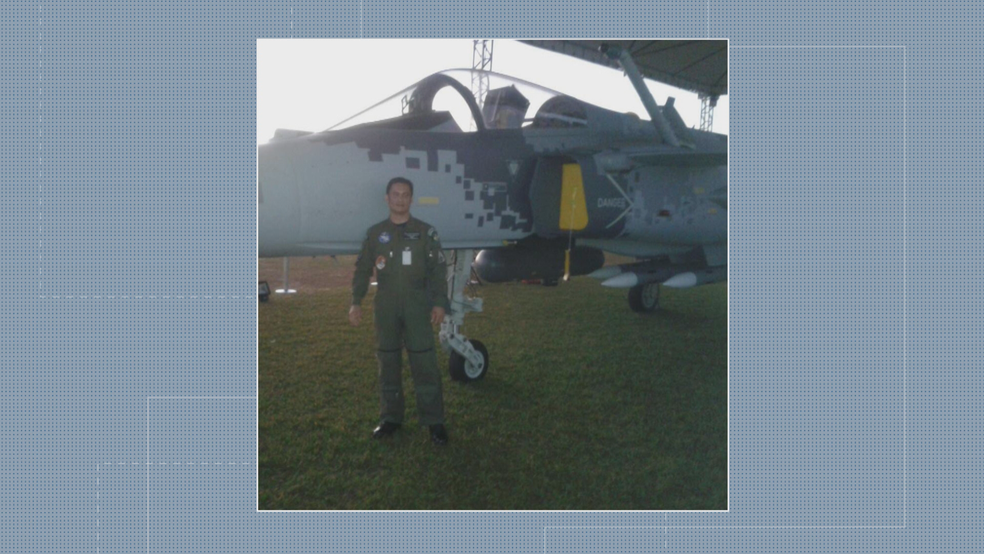 Falso major posa para foto em frente a avião (Foto: Reprodução/TV Globo)