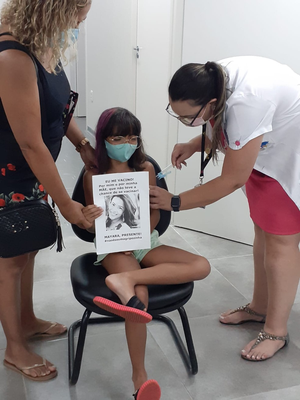 Helena Rocha homenageia mãe, vítima de Covid-19, ao receber vacina, nesta quarta-feira, no DF — Foto: TV GLobo/Reprodução