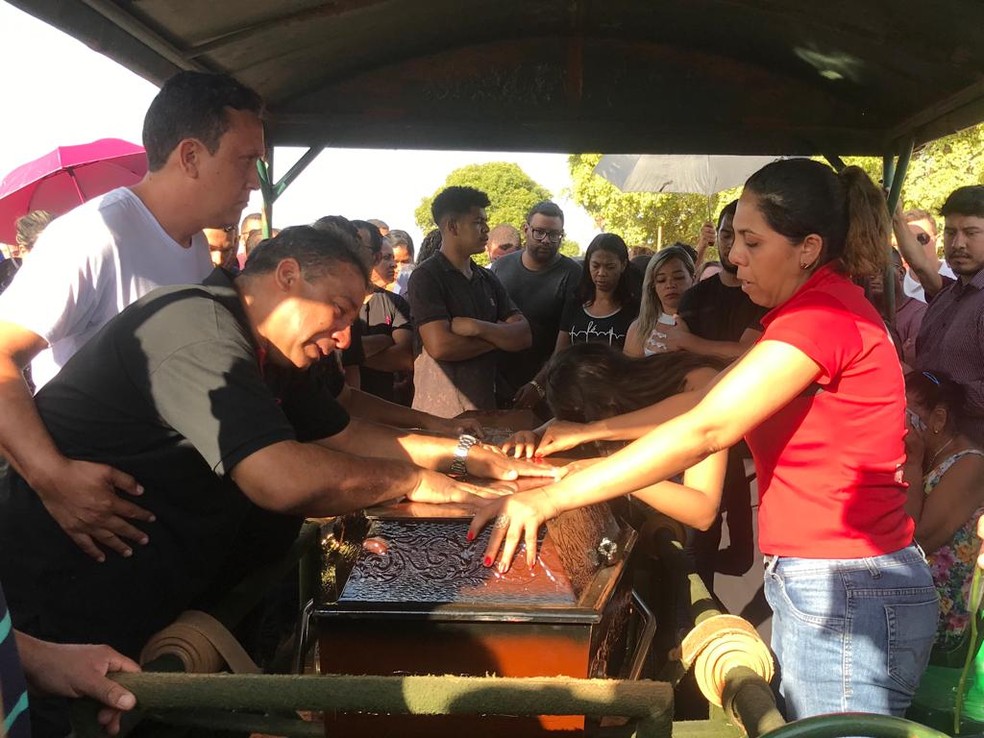 Parente e amigos no enterro de Henrique Fabiano Dias Coelho — Foto: Afonso Ferreira/G1