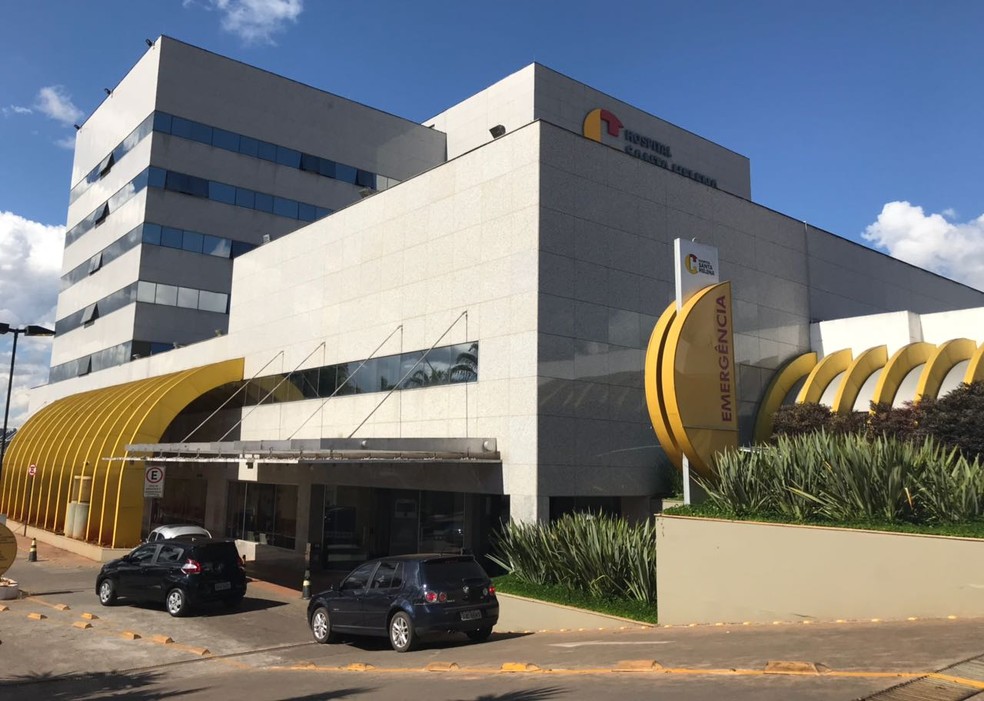 Fachada do Hospital Santa Helena, em Brasília (Foto: Marília Marques/G1)