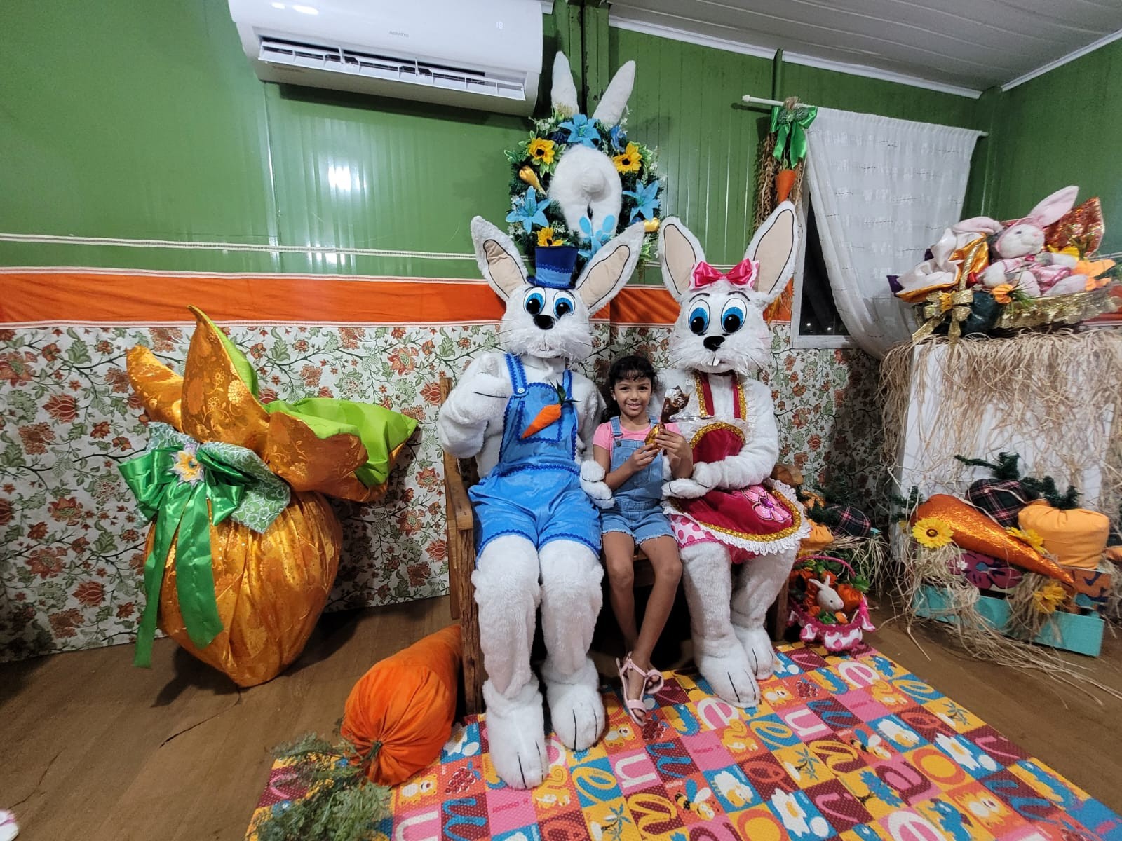 Volta Redonda abre 'toca do coelho' e distribui ovos de chocolate de graça para crianças