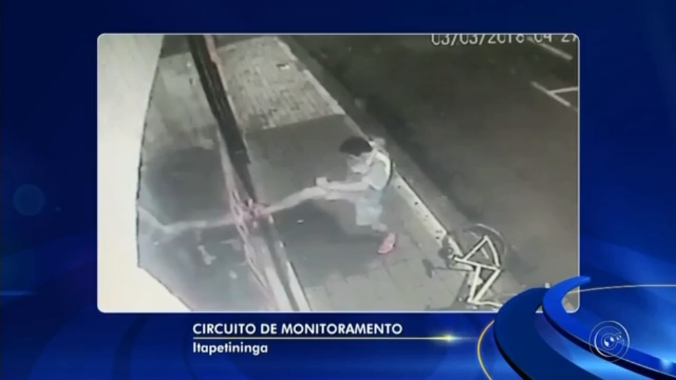 Câmera registra momento em que ladrão tenta furtar loja no Centro de Itapetininga  (Foto: TV TEM/Reprodução)