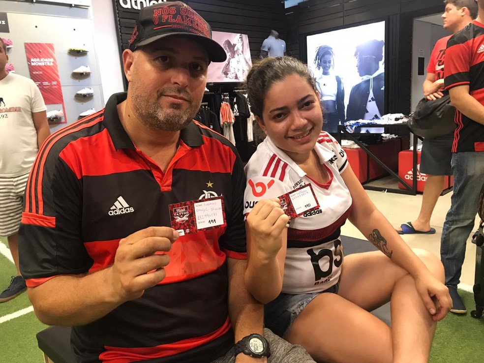 Casal não trabalhou hoje para poder tatuar a homenagem ao clube — Foto: Raísa Pires/G1