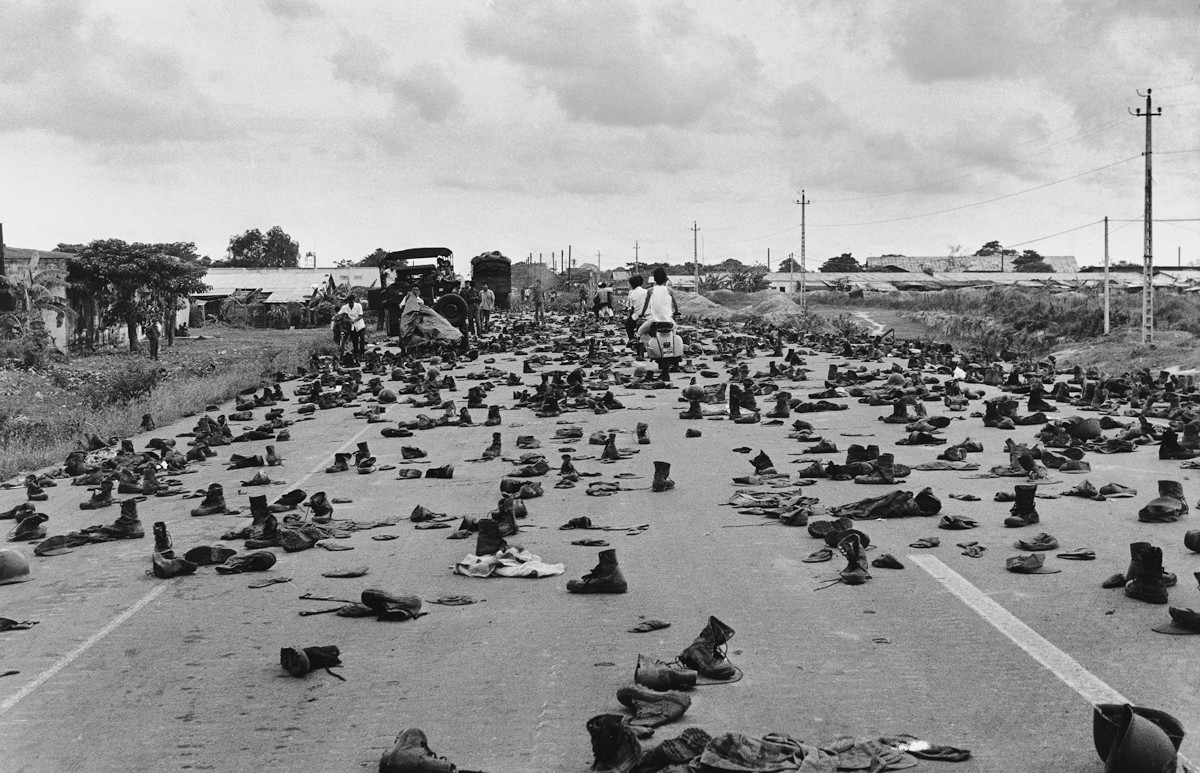 1975 - Em comemoração ao fim da guerra, soldados do Vietnã do Sul e do Vietnã do Norte tiraram as botas e a abandonaram numa via, em sinal de paz (Foto: Divulgação)