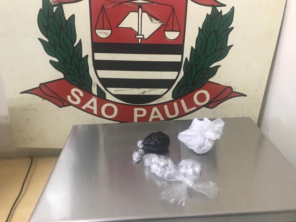 PorÃ§Ãµes de crack foram apreendidas em JunqueirÃ³polis â Foto: PolÃ­cia Civil