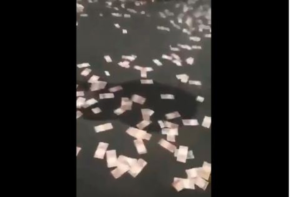 Dinheiro abandonado no chão em Criciúma — Foto: Reprodução/Twitter