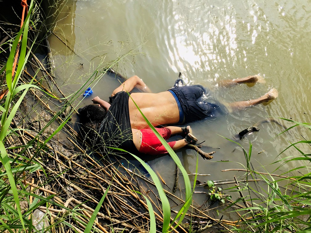 24 de junho - Um migrante salvadorenho e sua filha de quase 2 anos morreram afogados enquanto atravessavam o rio Grande na cidade de Matamoros, no México, tentando chegar aos EUA. A imagem forte virou símbolo de protestos contra política de entrada de imigrantes de Trump — Foto: Reuters/Stringer