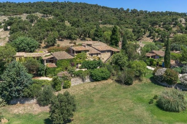 A vila francesa colocada à venda pelo ator Johnny Depp por 300 milhões de reais (Foto: Divulgação)