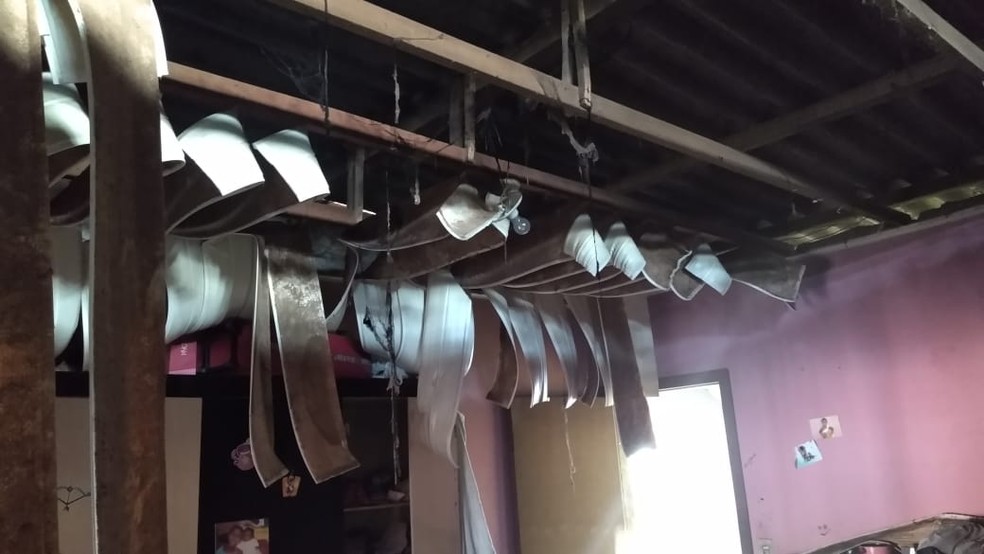 Incêndio destruiu forro de PVC do quarto — Foto: Corpo de Bombeiros/ Divulgação