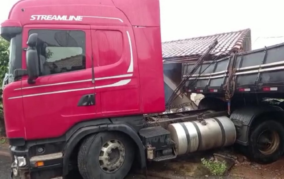 Carreta foi perseguida de Guaimbê a Marília (SP) antes de bater em imóvel — Foto: Arquivo pessoal