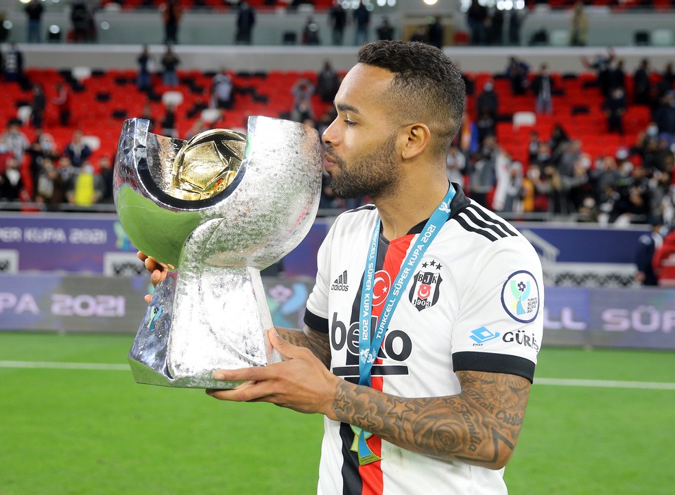Alex Teixeira nos tempos de Besiktas � Foto: Saycan Sayım/ dia images via Getty Images