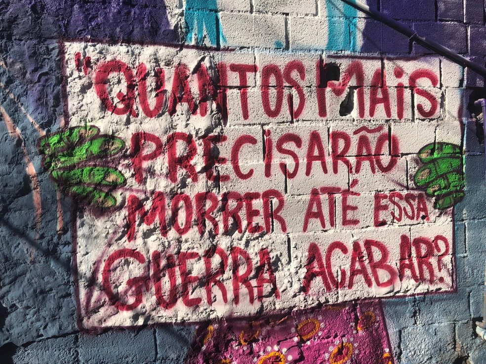 Grafite feito na viela onde 9 morreram — Foto: Bruna Vieira/TV Globo