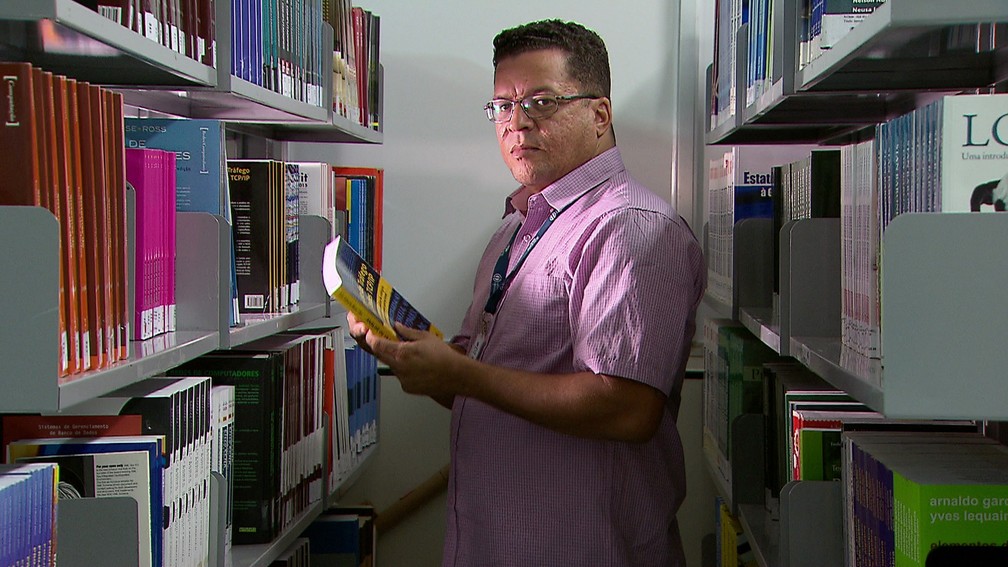 Milton ingressou no ambiente acadêmico há quase dez anos, mas não se esquece do que aprendeu enquanto era gari (Foto: Reprodução/TV Globo)
