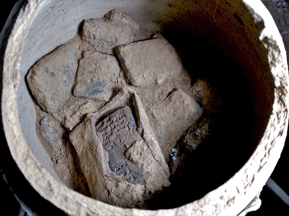Foto mostra um dos vasos de cerâmica com tabuletas cuneiformes, incluindo uma tabuleta de barro ainda em sua tampa de barro original — Foto: Universidades de Freiburg e Tübingen, KAO