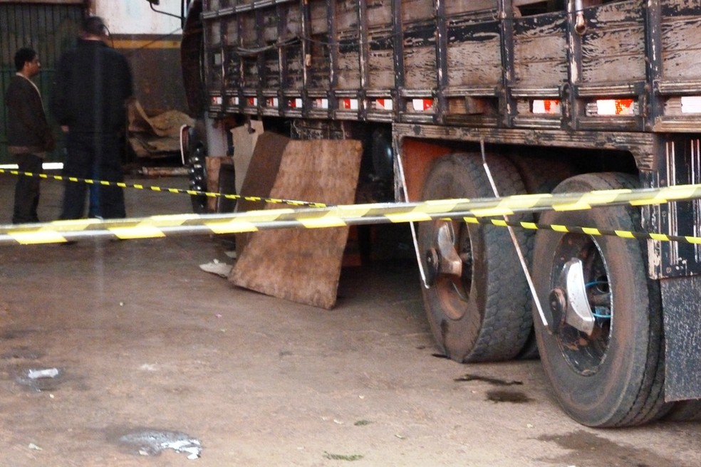 Mecânico morre ao enroscar casaco em eixo de caminhão boiadeiro, em Ivinhema. — Foto: Site Ivinotícias 