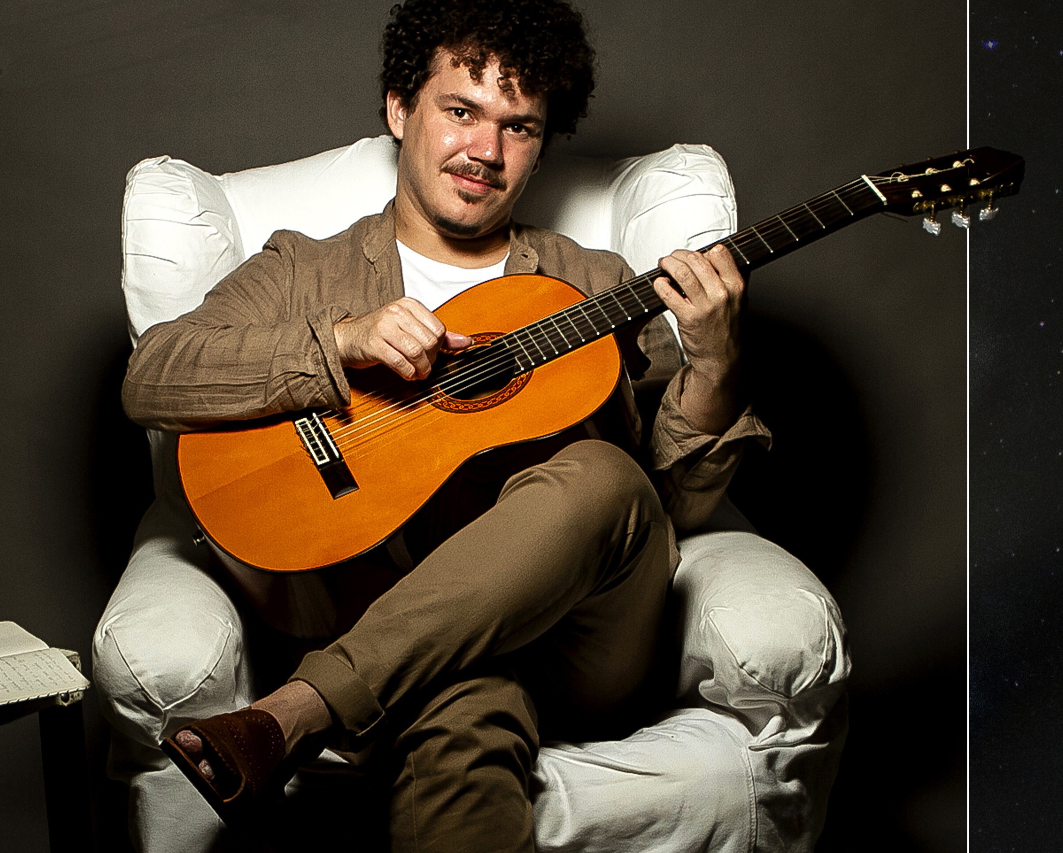 Giuliano Eriston, vencedor do 'The Voice Brasil 2021', gravita em torno da obra autoral no álbum 'Universo em si'