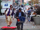 Vestido de Aladdin, YouTuber vira hit ao andar de 'tapete voador' em NY